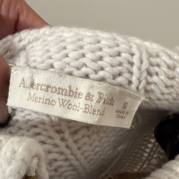 Abercrombie & Fitch Ivory Cable Knit Turtleneck Sweater - Picture 3 of 8